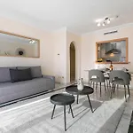 Luminous Apartment In Puerto Banus, Marbella